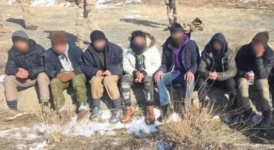 Kars Arpaçay'da Şok Operasyon! 7 Kaçak Göçmen ve Ev Sahibine Gözaltı