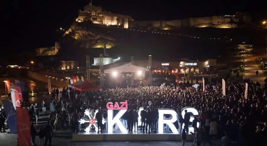 Kars Bedesteni'nde Hasan Koçak Rüzgarı: Gençlik Konseri Coşkusu!