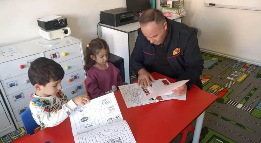 Kars itfaiye ekiplerinden minik öğrencilere yangın güvenliği eğitimi