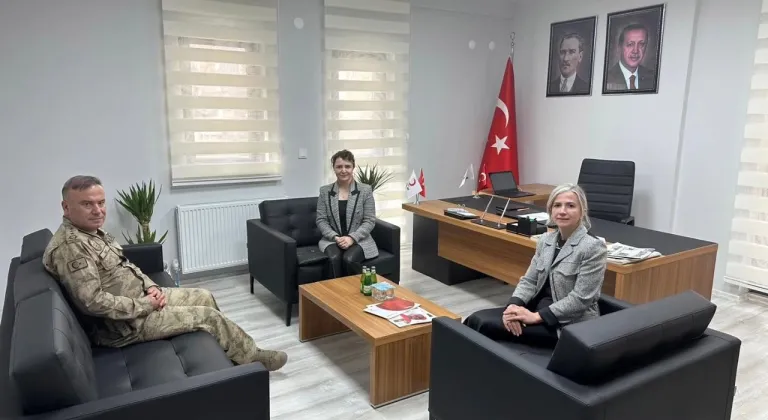 Kars Jandarma Komutanı Albay Yusuf Mutlu Genç, Kızılay Kars Şubesini Ziyaret Etti