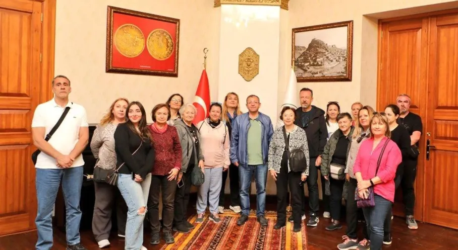 Kars Valisi Polat'tan Turistlere Tarihi Kucaklama: Şehir Tanıtımına Yoğun İlgi!