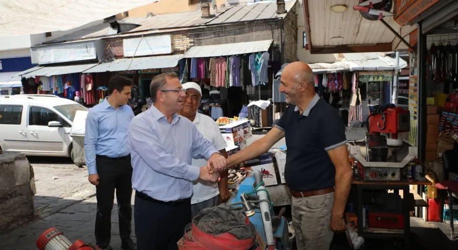 Kars Valisi Ziya Polat Esnafı Ziyaret Etti: Hayırlı İşler Diledi!