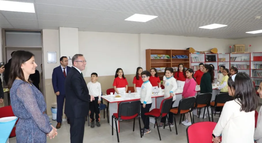 Kars Valisi Ziya Polat'tan Minik Kalplere Dokunuş: Okul Ziyaretiyle Geleceğe Umut Aşıladı!