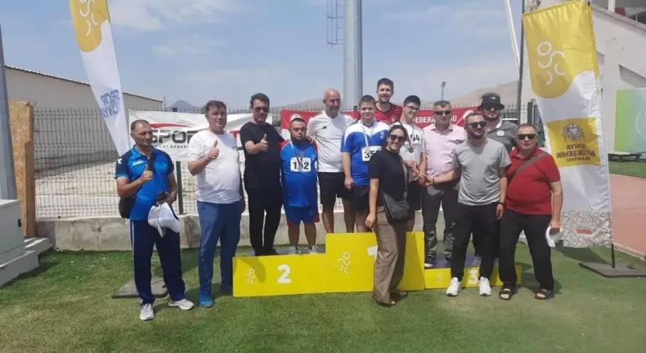 Kars'ın Gururu: Özel Sporcular Türkiye Atletizm Şampiyonası'nda Madalyaları Topladı!
