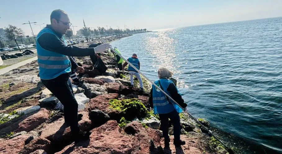 Karşıyaka Sahilleri Doğaseverlerin Ellerinde Yeniden Canlandı! İşte Temizlikten Çıkanlar