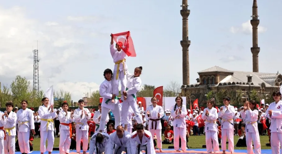 Kars'ta 19 Mayıs Coşkusu! Gençlik Bayramı Stadyumu İnletti