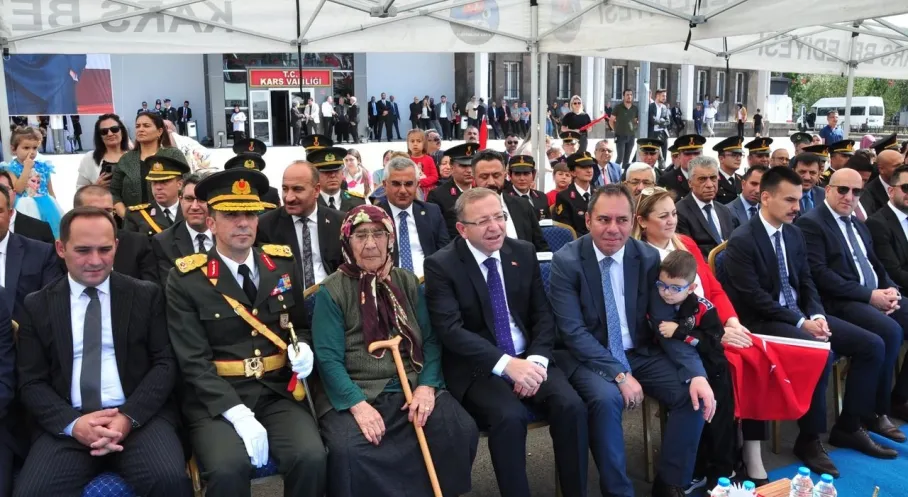 Kars'ta 30 Ağustos Coşkusu: 98 Yaşındaki Hayriye Teyze Törenlere Damga Vurdu!