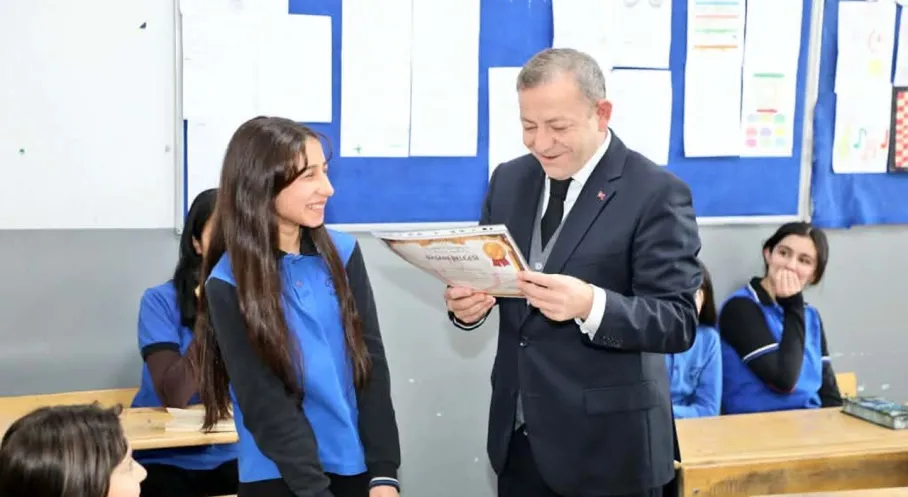 Kars'ta 56 Binden Fazla Öğrenciye Karne Sevinci! Vali Polat'tan Anlamlı 