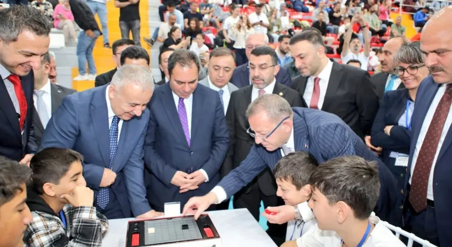 Kars'ta Akıl ve Zeka Şöleni Başladı! 81 İl ve KKTC'den Öğrenciler Yarışıyor