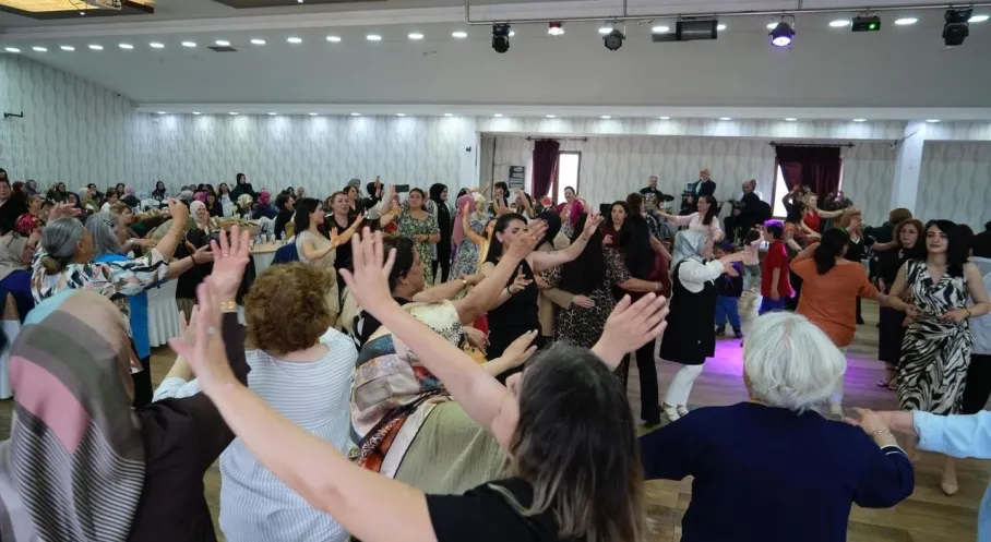 Kars'ta Anneler Günü Coşkusu: Müzik ve Eğlenceyle Kutlama!