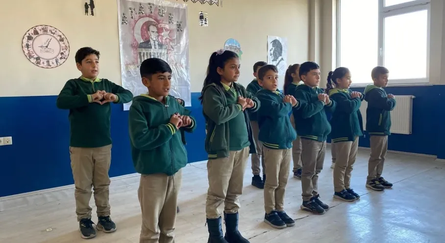 Kars'ta Atatürk İlkokulu'ndan Duygusal 10 Kasım Anması!