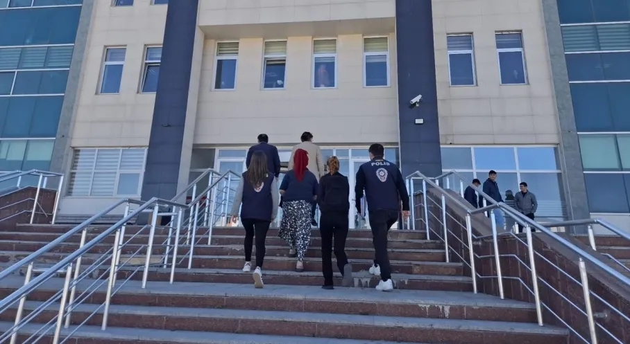 Kars'ta Banka Kartı Dolandırıcılığı Operasyonu: 2 Gözaltı!