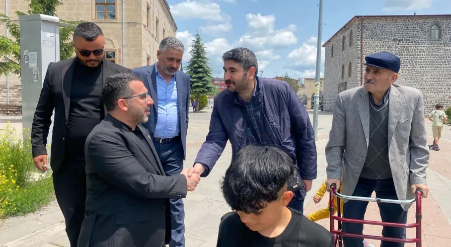 Kars'ta Bayram Coşkusu: AK Parti Milletvekili Çalkın Vatandaşlarla Bayramlaştı!