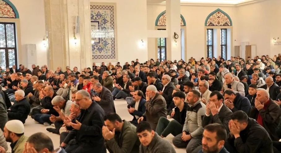 Kars'ta Bayram Coşkusu: Vatandaşlar Camilere Akın Etti! Son Dakika