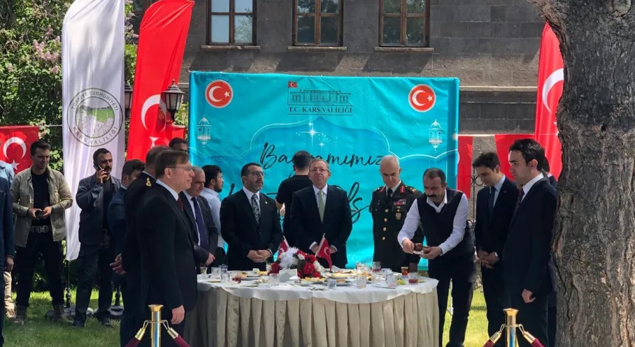 Kars'ta Bayram Coşkusu ve Şehitlere Vefa: Protokol Vatandaşlarla Buluştu!