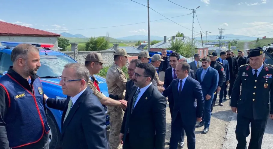 Kars'ta Bayram Sürprizi: Vali ve Milletvekilinden Jandarmaya Moral Ziyareti!