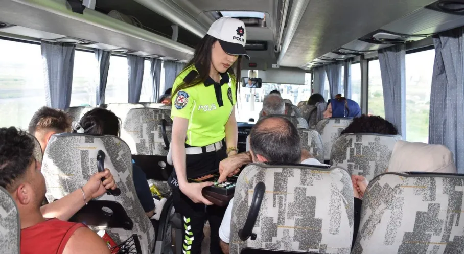 Kars'ta Bayram Sürprizi: Yolculara Şeker ve Kolonya İkramı!