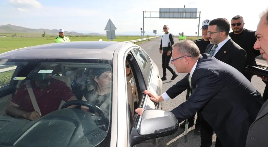Kars'ta Bayram Trafiği Alarmı: Vali Polat ve Vekil Çalkın'dan Sürücülere Kritik Uyarı!