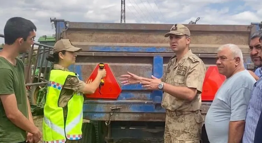 Kars'ta Çiftçilere Trafik Güvenliği Dersi: Jandarma Reflektör Dağıttı!