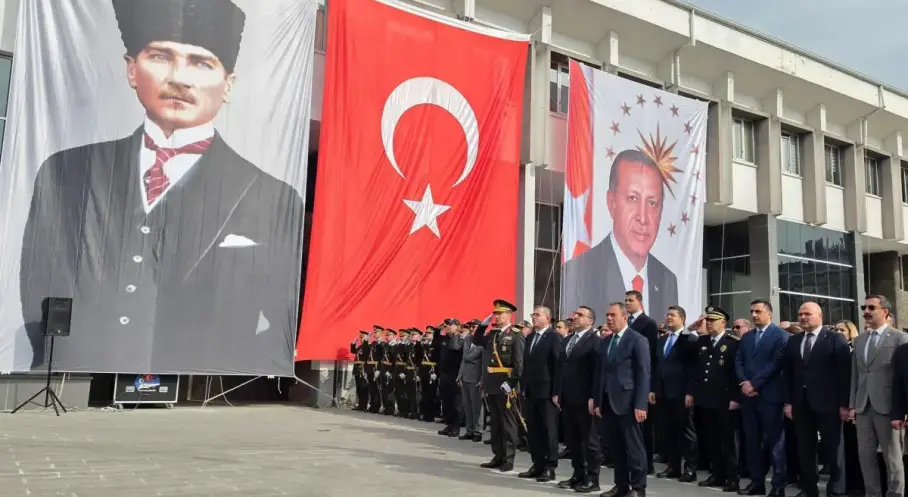 Kars’ta Cumhuriyet Bayramı’nın 103. yıl çelenk töreniyle başladı
