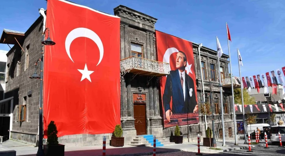 Kars'ta Cumhuriyet Coşkusu: 102. Yıl Kutlaması Kadınlarla Taçlanıyor!