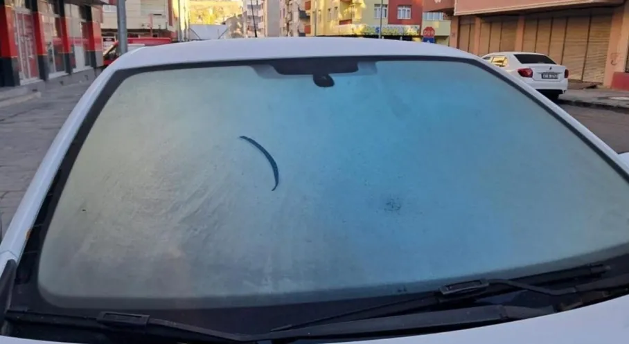 Kars'ta Dondurucu Soğuk: Araç Camları Buz Tuttu, Hayat Durma Noktasına Geldi!