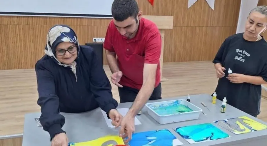 Kars'ta Ebru Sanatı Coşkusu: Veli Katılımıyla Renklenen Etkinlik!