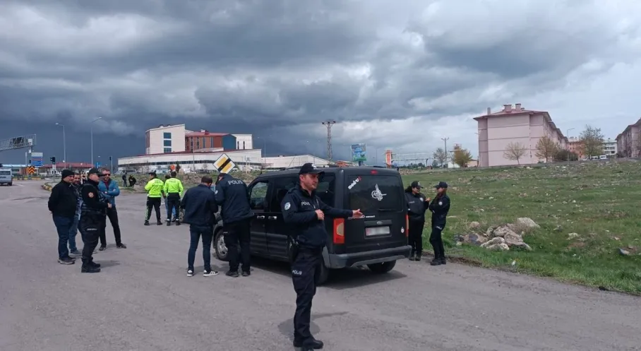 Kars'ta Eş Zamanlı Asayiş Operasyonu: Okul Çevreleri ve Servis Araçları Denetlendi!