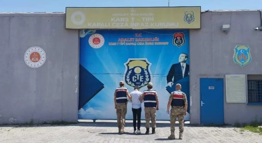 Kars'ta Fuhuş Suçundan Aranan Şahıs Jandarmadan Kaçamadı! Şok Baskın!