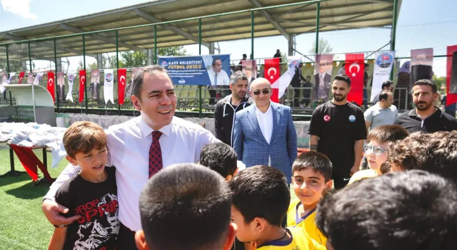 Kars'ta Futbol Rüzgarı: Belediye Futbol Okulu Kapılarını Açtı!