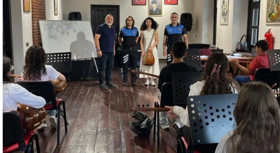 Kars'ta Gençlere Umut Işığı: Bağlama Kursu ile Geleceğe Emniyetli Adımlar!