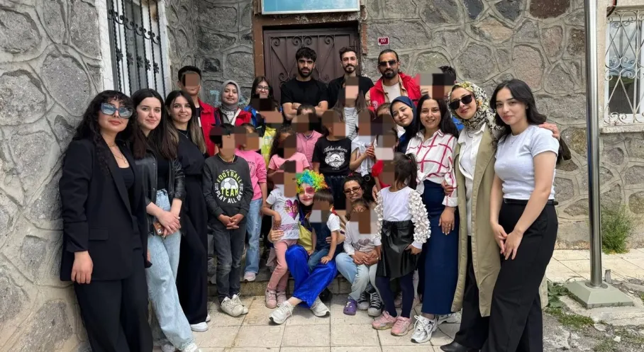 Kars'ta Gençlik Kulübü'nden Öğrencilere Karne ve Bayram Sürprizi!