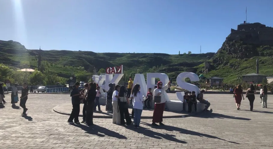 Kars'ta Güneşli Hafta Sonu Coşkusu: Vatandaşlar Parklara Akın Etti!