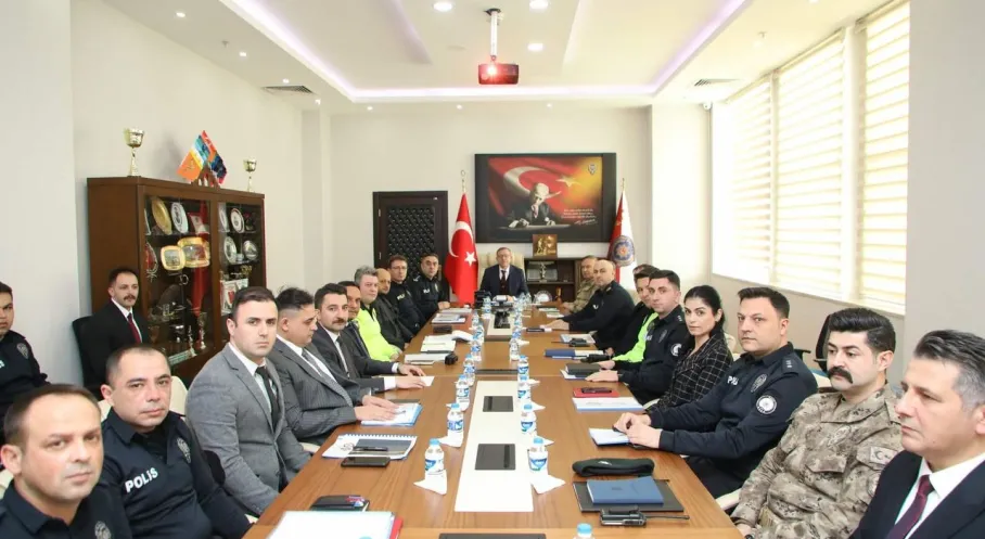 Kars'ta Güvenlik Zirvesi: Vali Polat'tan Emniyet'e Kritik Ziyaret! 2026 Hedefleri Açıklandı