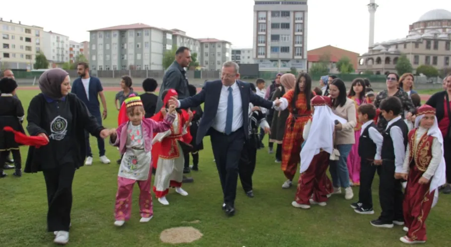 Kars'ta Halk Oyunları Şöleni! Vali Polat'tan 'Anadolu'nun Ritmi'ne Tam Destek