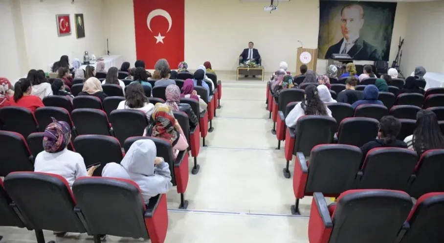 Kars'ta İl Müdürü Başköylü'den Yurt Öğrencilerine Kariyer Desteği!
