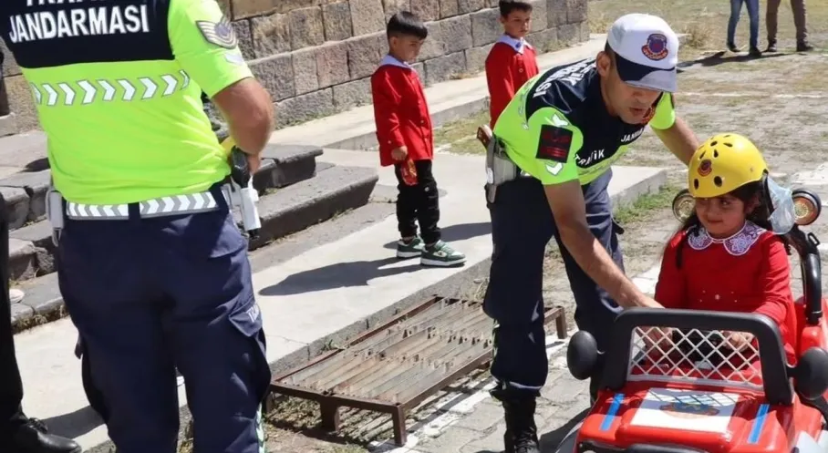 Kars'ta Jandarma'dan Minik Kalplere Trafik Dersi!