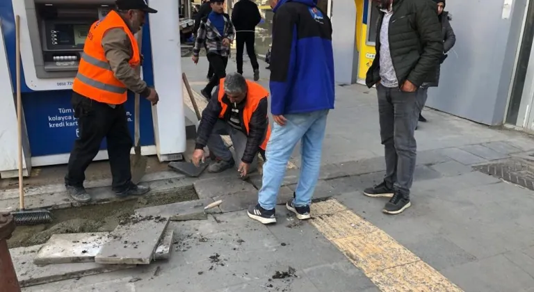 Kars'ta Kaldırımlar Yenilendi: Belediye Ekipleri Hızla Onarıma Başladı!