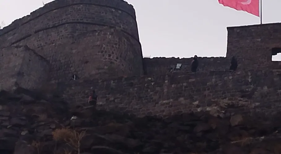 Kars'ta Kale Surlarında İntihar Girişimi! Son Dakika Gelişmeler