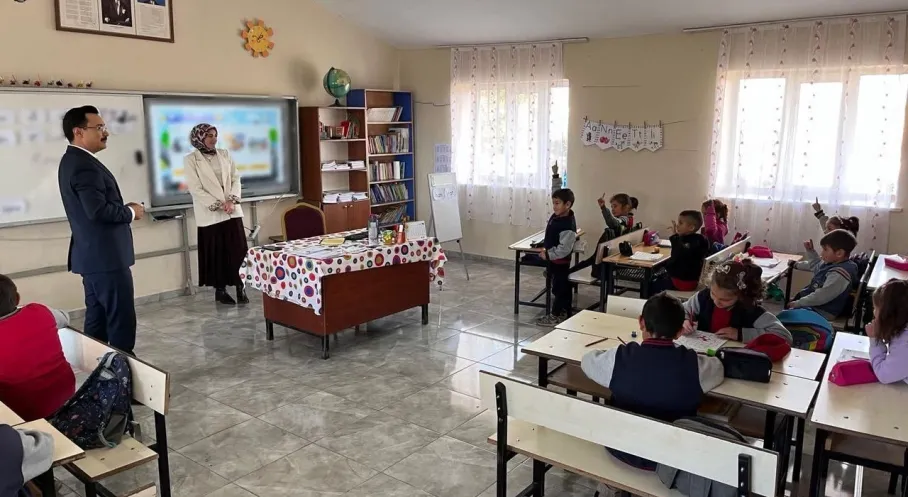 Kars'ta Kaymakam Demirtaş'tan İlkokul Sürprizi: Öğrencilerle Buluştu!