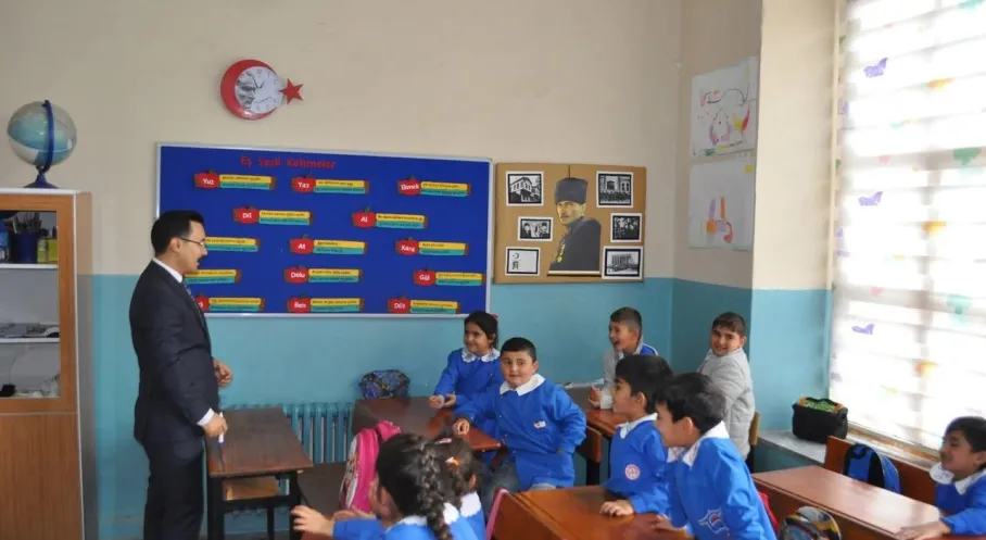 Kars'ta Kaymakam Demirtaş'tan Öğrencilere Sürpriz Ziyaret!