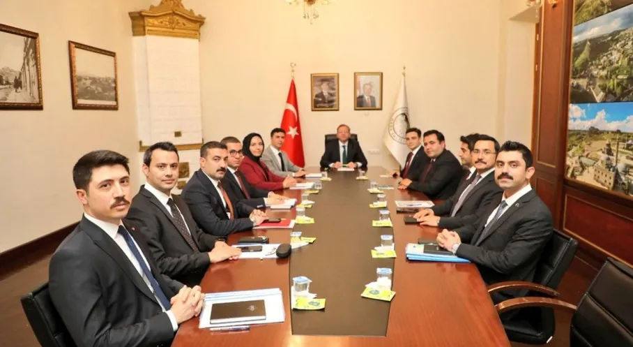 Kars'ta Kaymakamlar Toplantısı: Vali Polat'tan Vatandaş Memnuniyeti Vurgusu