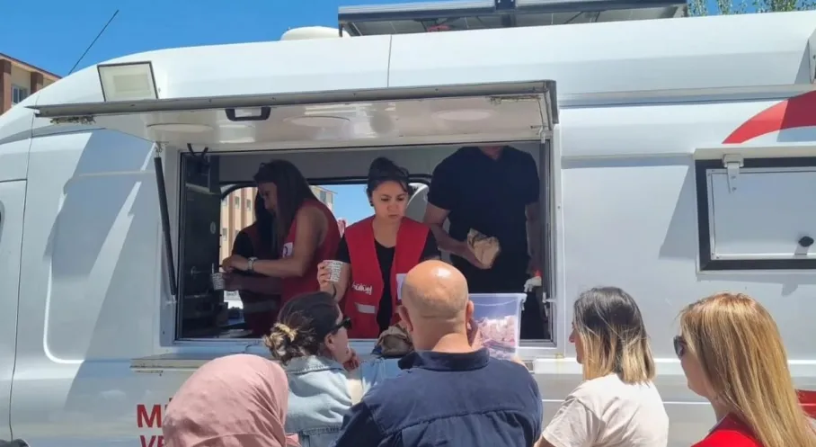 Kars'ta Kızılay'dan YKS Öğrencilerine Moral Desteği!