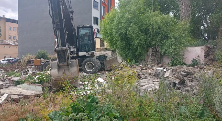 Kars'ta Metruk Yapılara Neşter! Şehir Estetiği İçin Yıkımlar Sürüyor