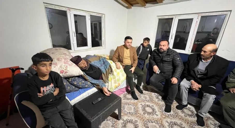 Kars'ta MHP'den Örnek Dayanışma: Çiçek Teyze'nin Evine Yardım Eli!