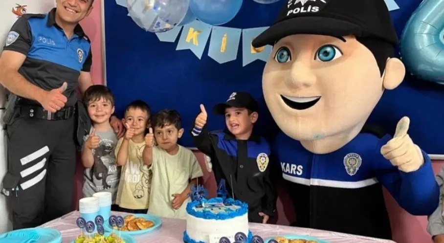 Kars'ta Minik Çınar'a Polislerden Unutulmaz Doğum Günü Sürprizi!