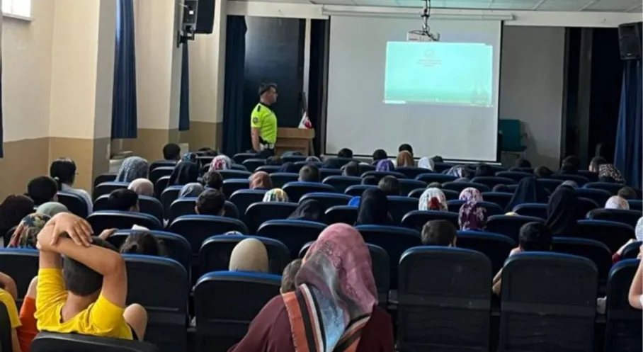 Kars'ta Minik Kalplere Trafik Eğitimi: Geleceğin Sürücüleri Bilinçleniyor!
