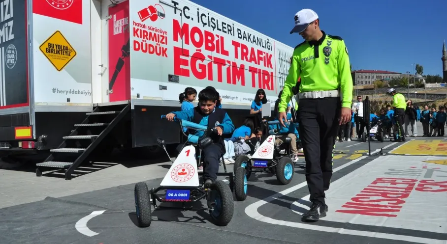 Kars'ta Miniklere Trafik Eğitimi: Mobil TIR Öğrencilerle Buluştu!