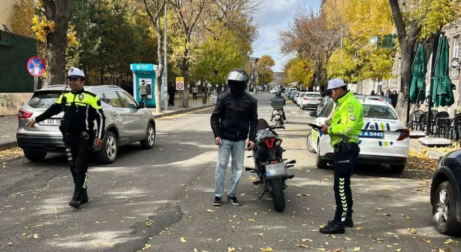 Kars'ta Motosikletli Kuryelere Sıkı Denetim! Trafik Güvenliği Artırılıyor