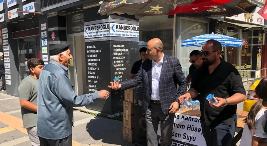 Kars'ta Muharrem Ayı Hüznü: Kerbela Şehitleri Anısına Su Dağıtıldı